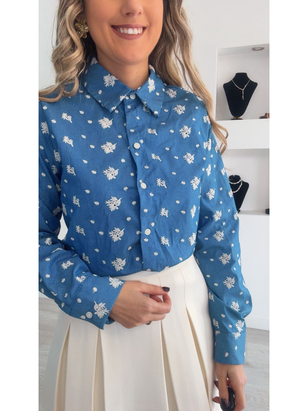 Camisa azul com detalhes em bege 4