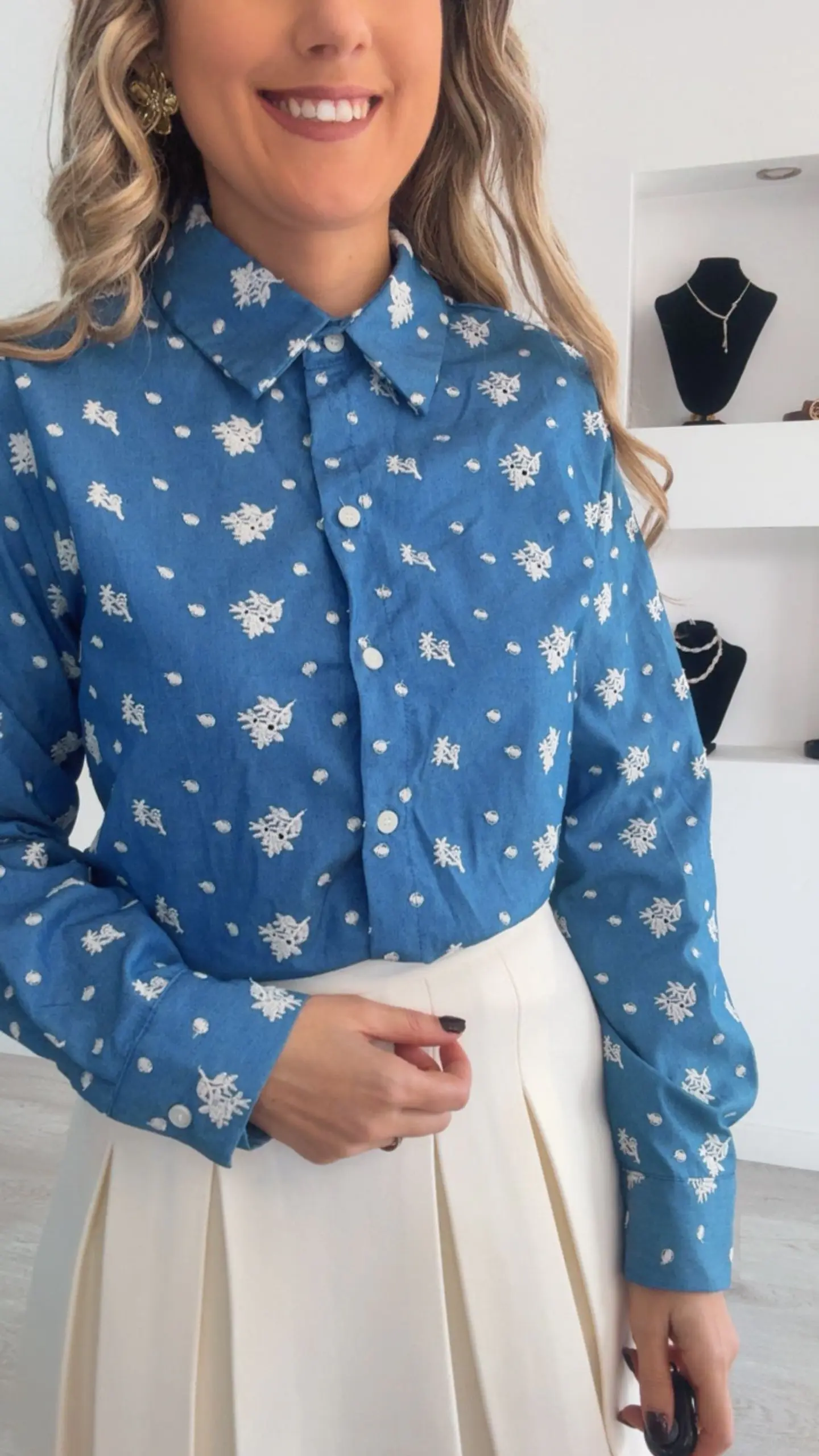 Camisa azul com detalhes em bege 4