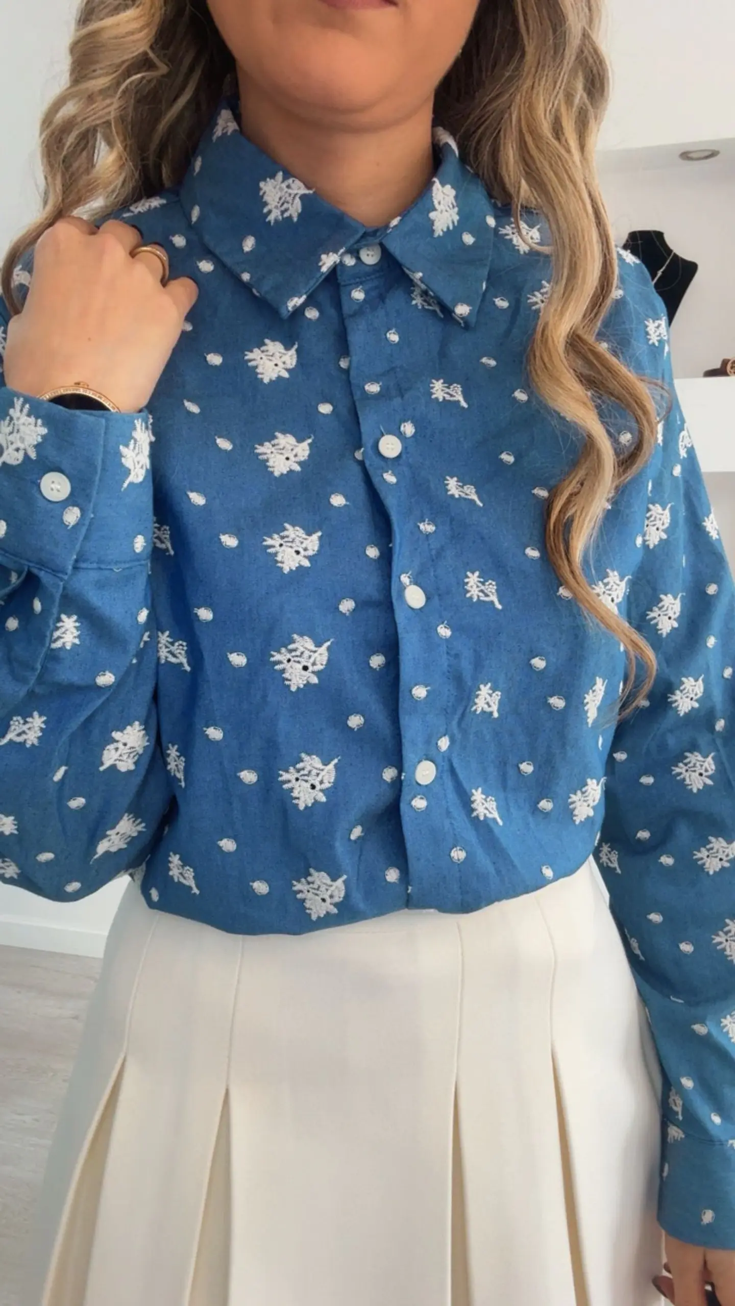 Camisa azul com detalhes em bege 5