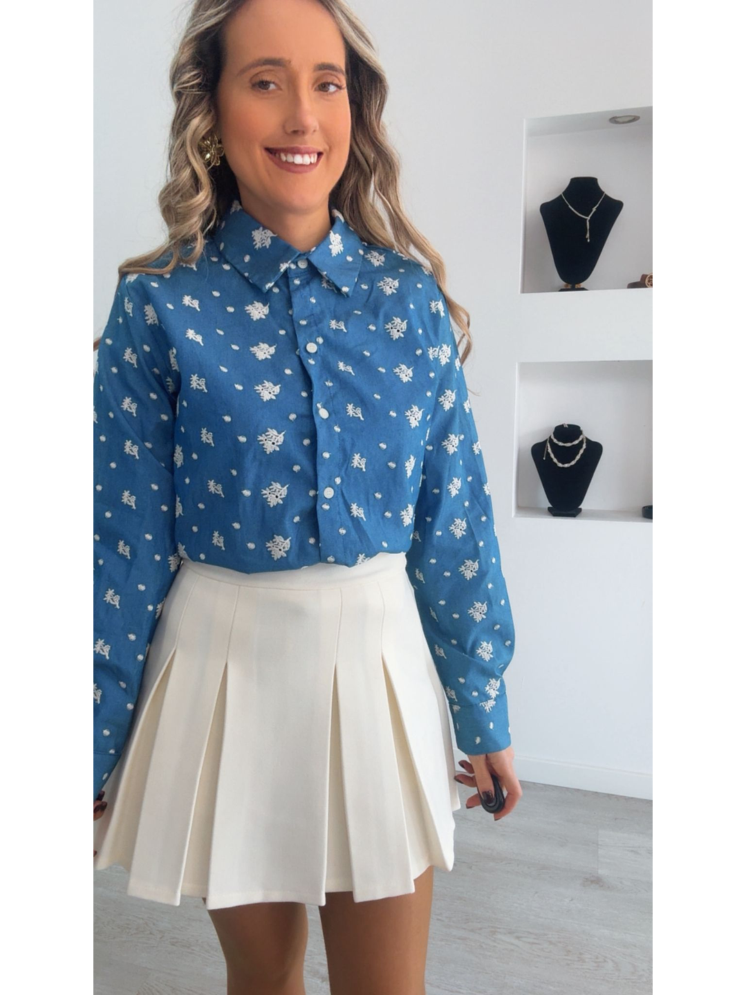 Camisa azul com detalhes em bege 6