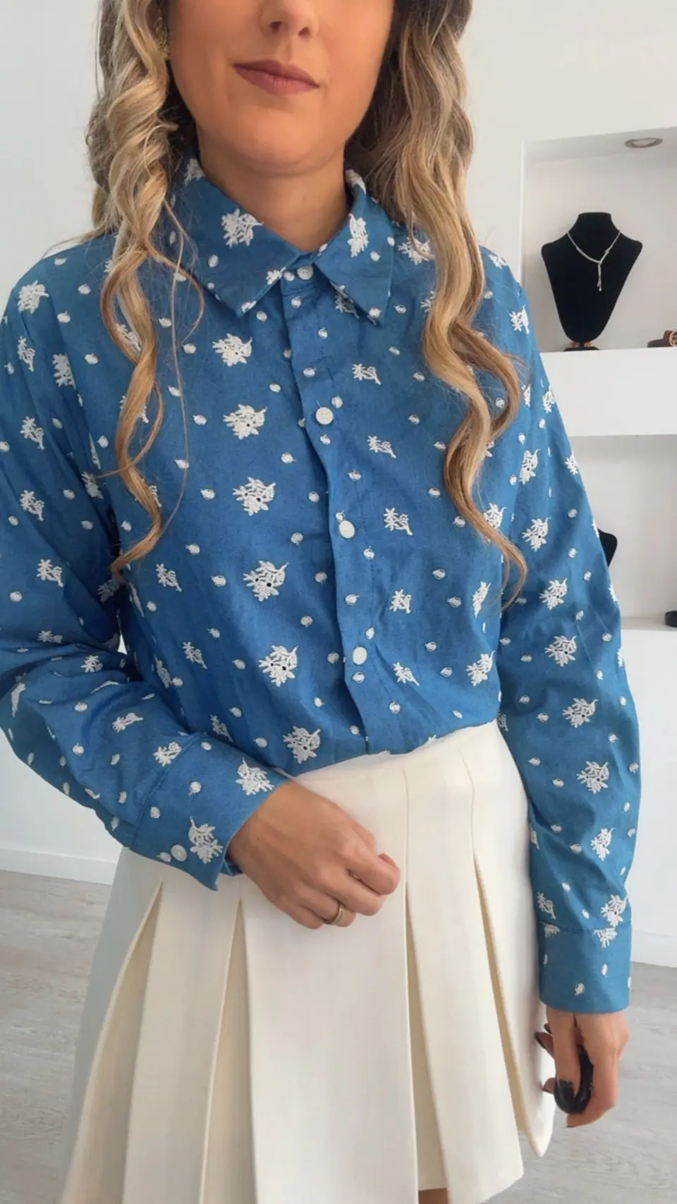 Camisa azul com detalhes em bege 3