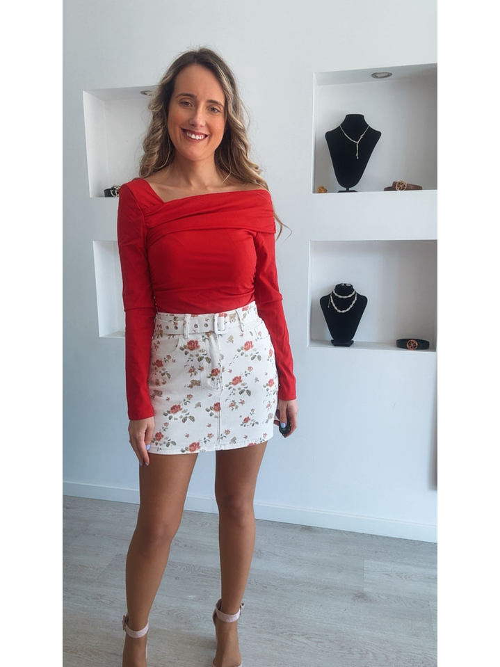 Saia branca com detalhes de flores vermelhas 1