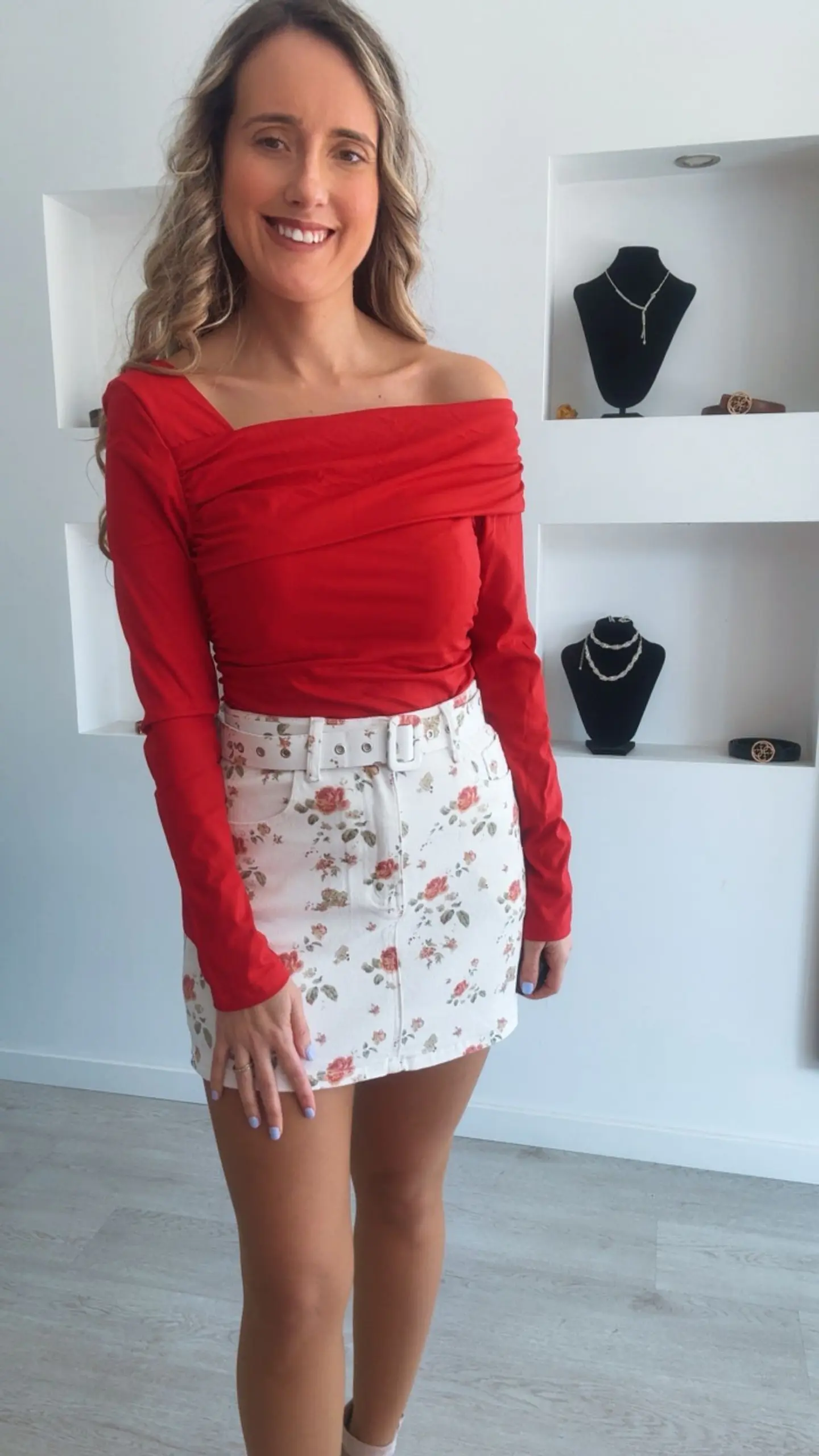 Saia branca com detalhes de flores vermelhas 6