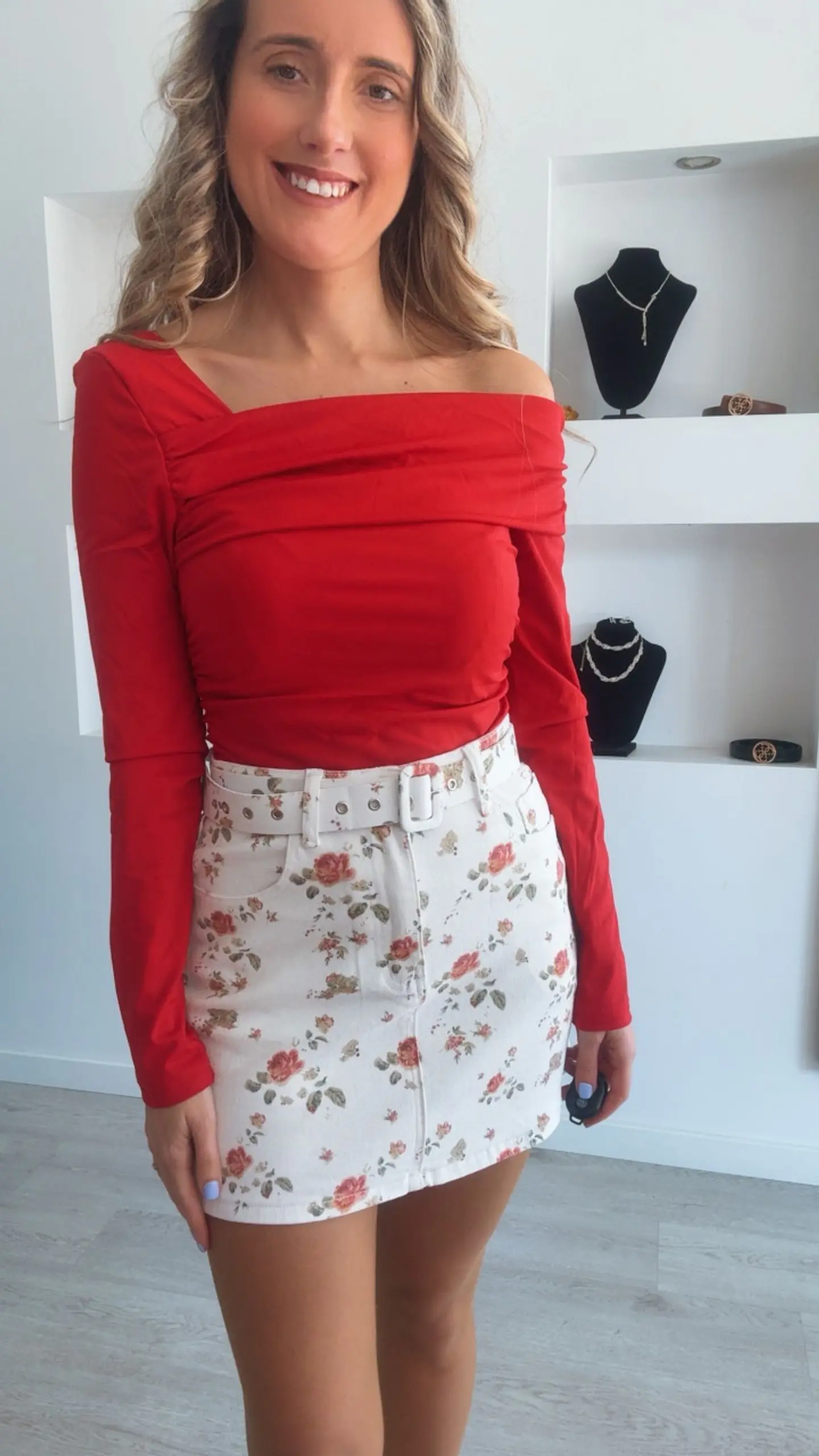 Saia branca com detalhes de flores vermelhas 7