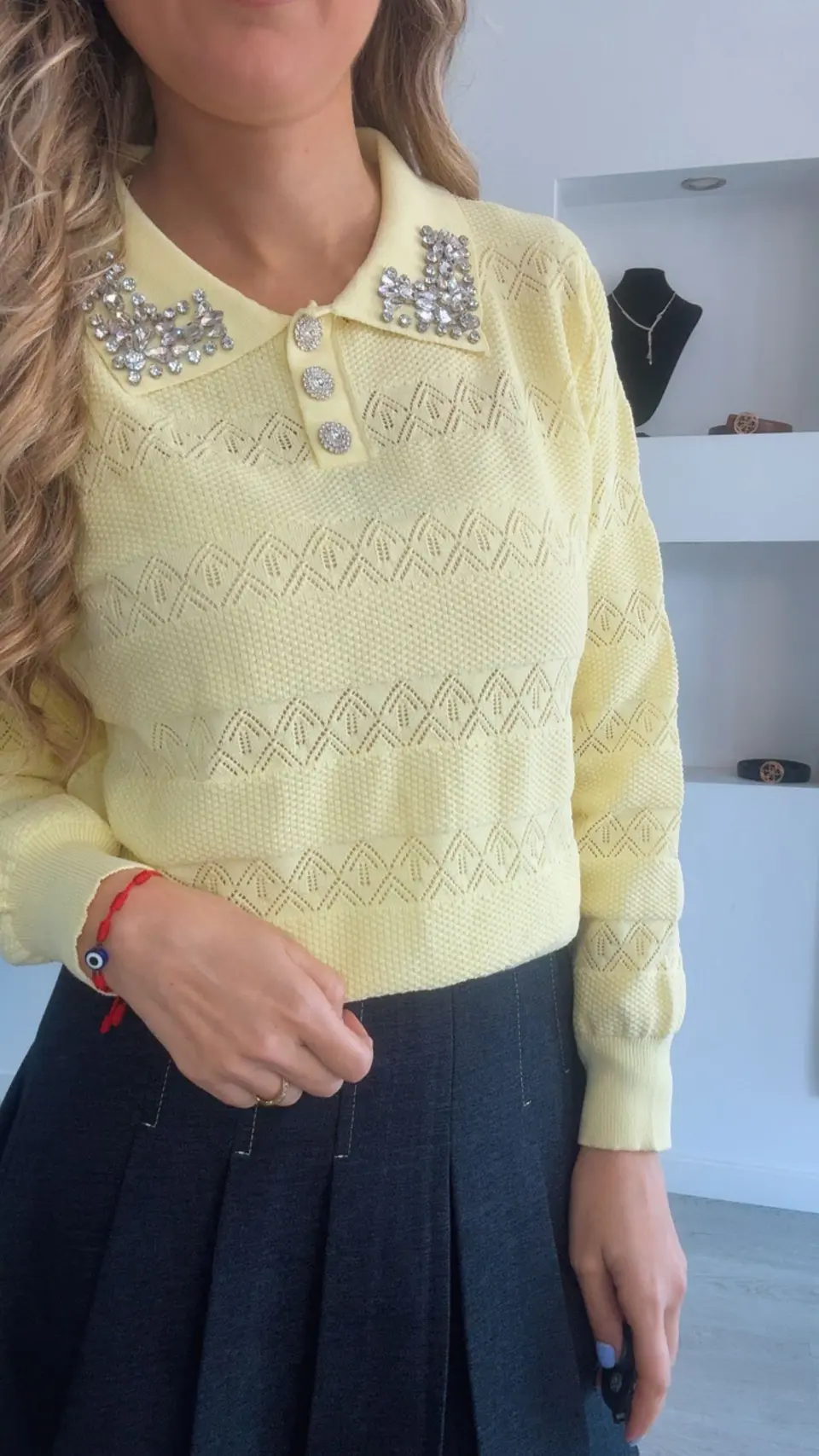 Camisola de malha com detalhe de brilhantes na gola - TU 7