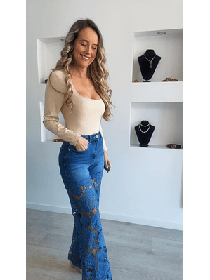 Calça com renda em flores