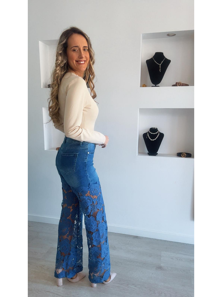 Calça com renda em flores 3