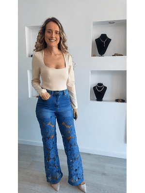 Calça com renda em flores