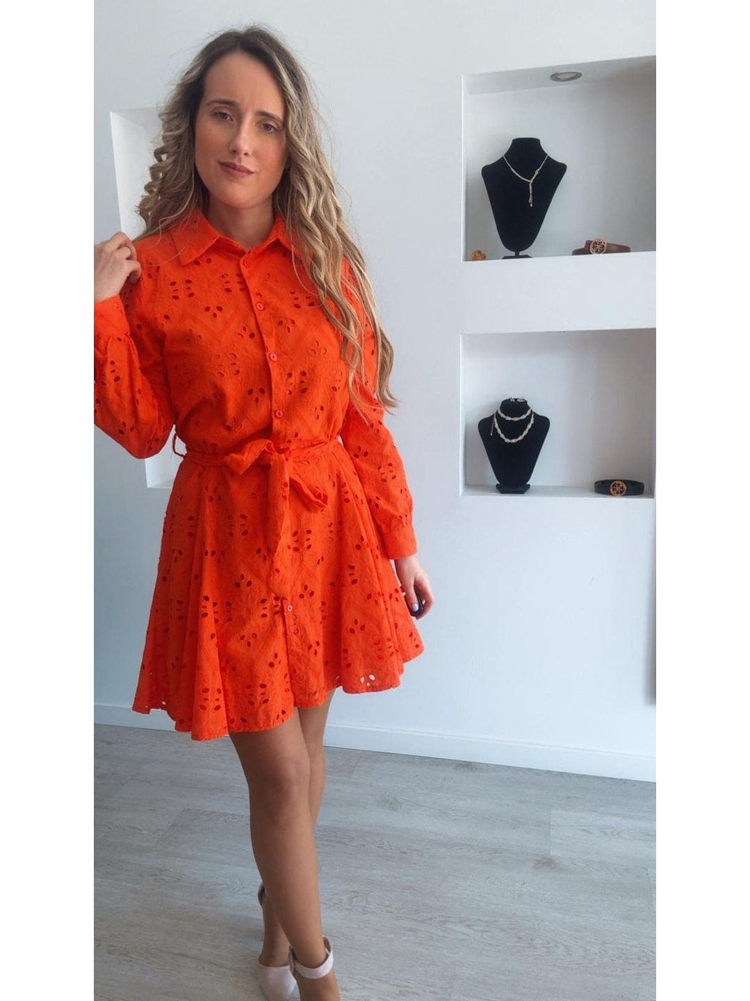 Vestido forrado em bordado inglês com cinto  4