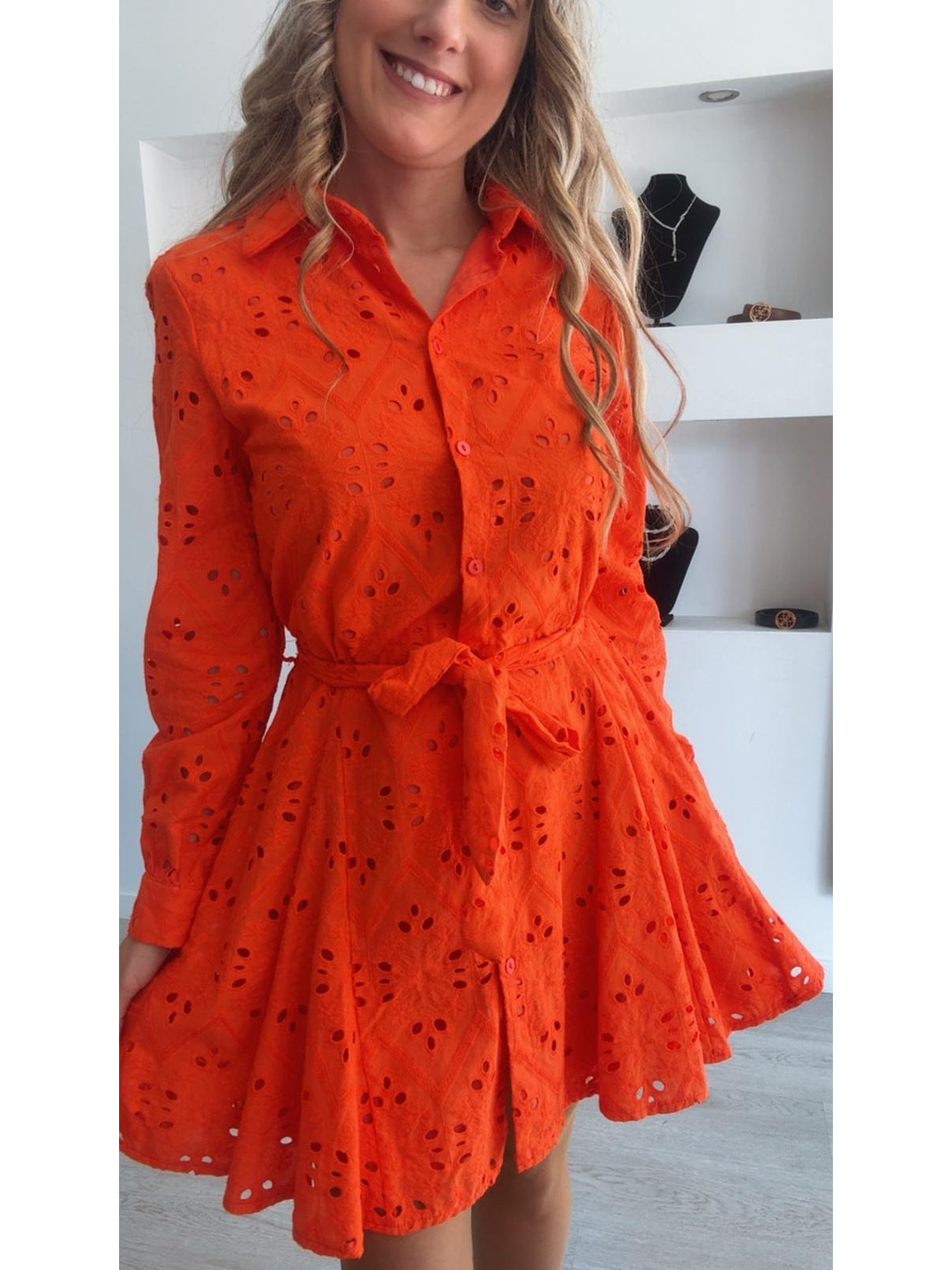 Vestido forrado em bordado inglês com cinto  6