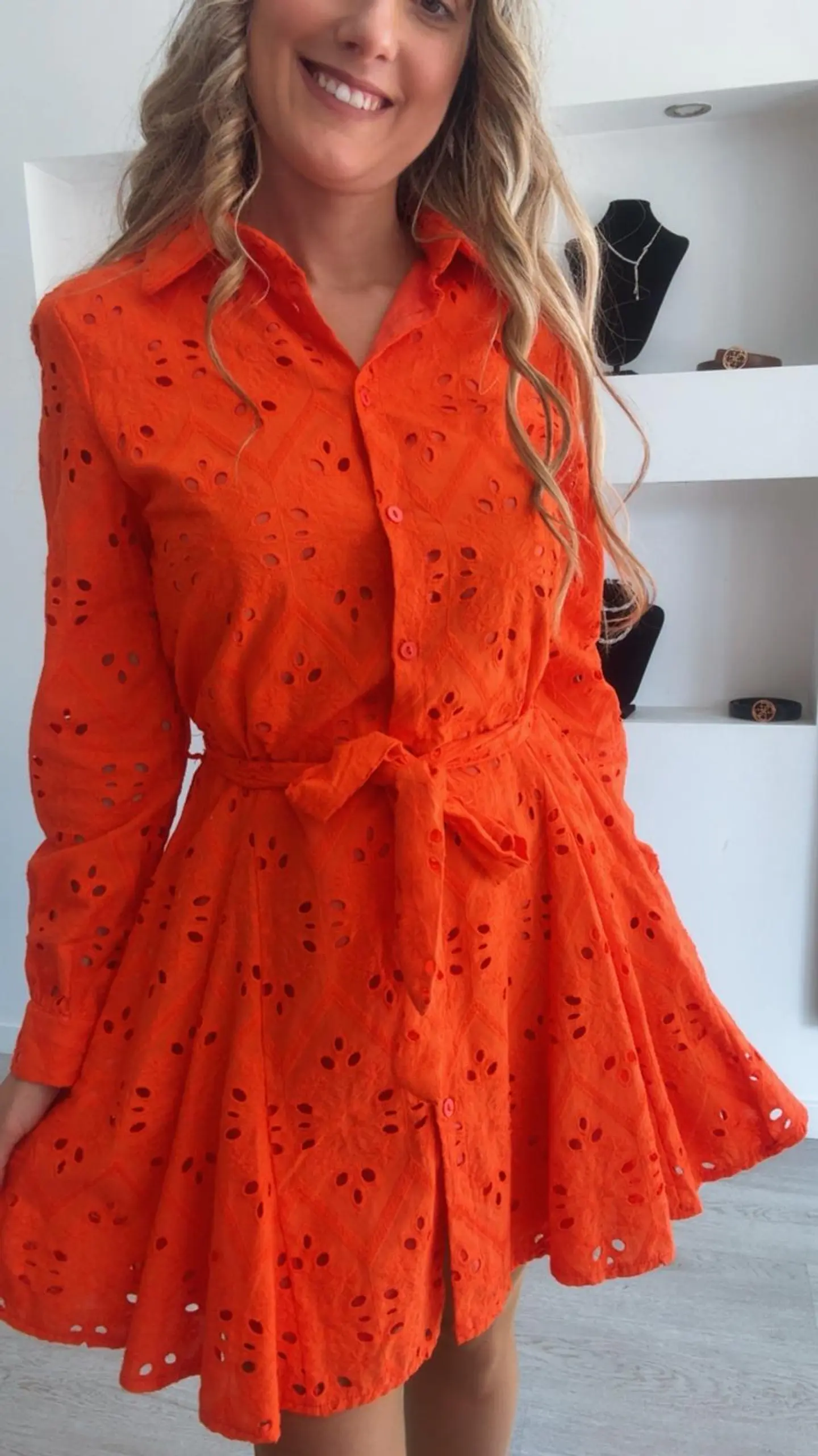 Vestido forrado em bordado inglês com cinto  6