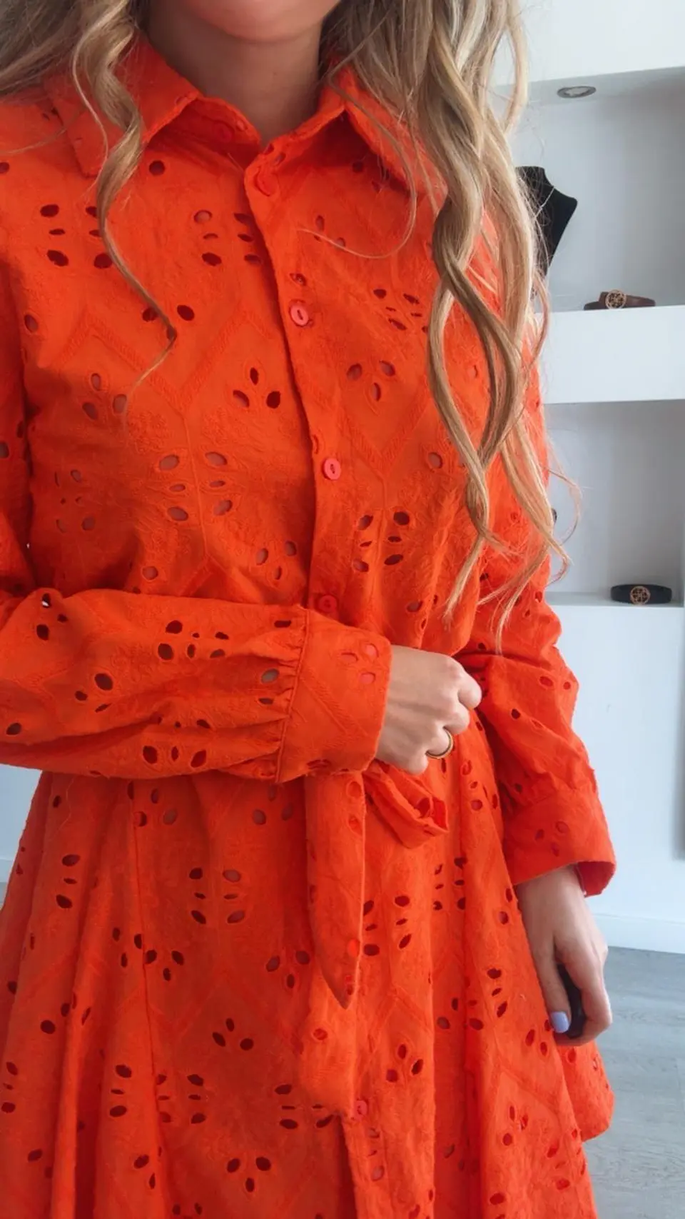 Vestido forrado em bordado inglês com cinto  7