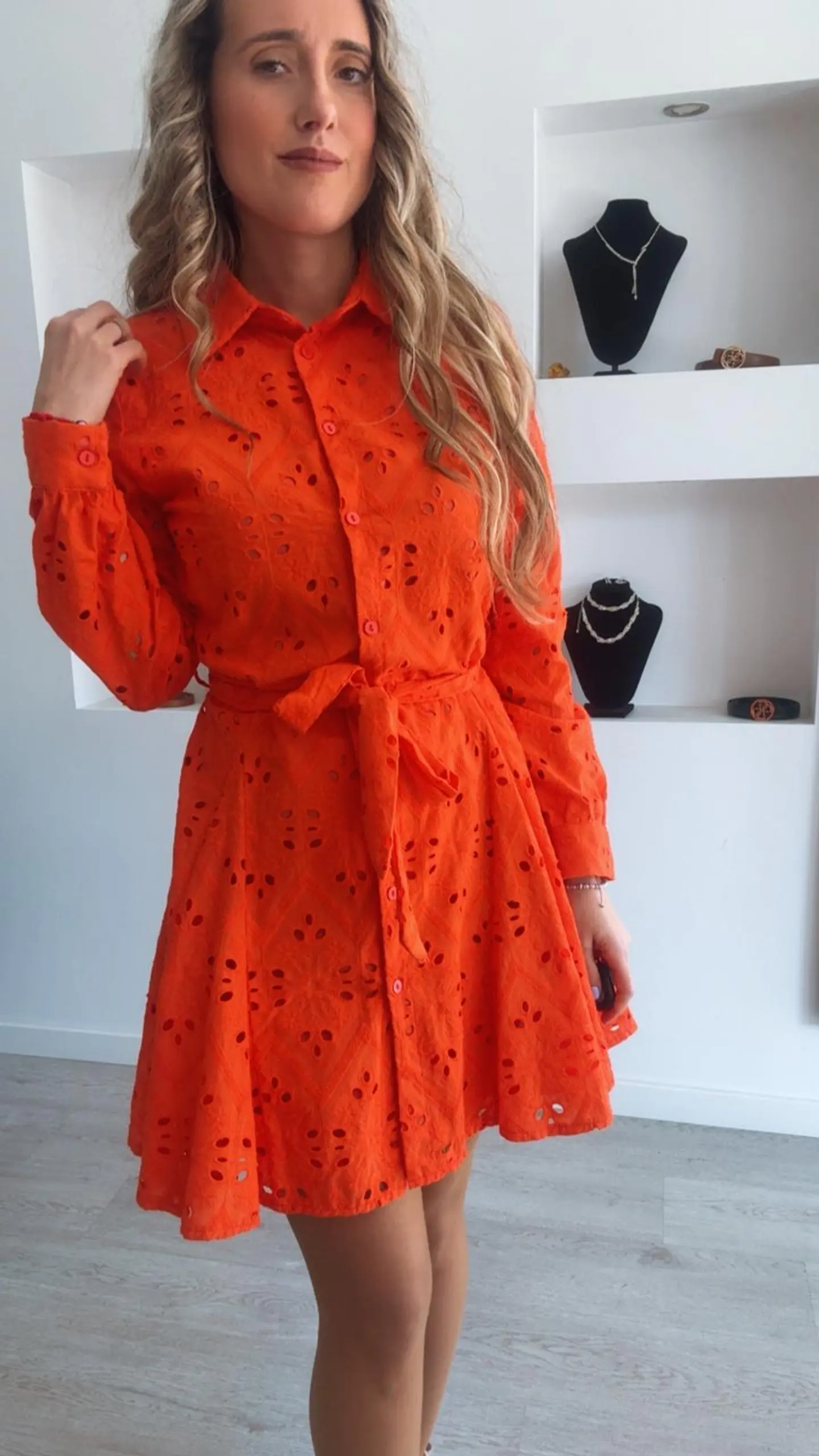 Vestido forrado em bordado inglês com cinto  3