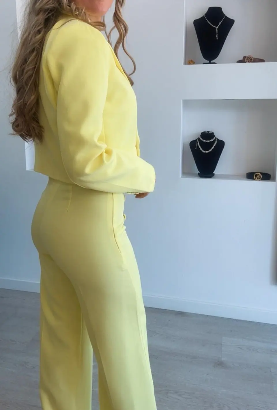 Fato com blazer curto 9