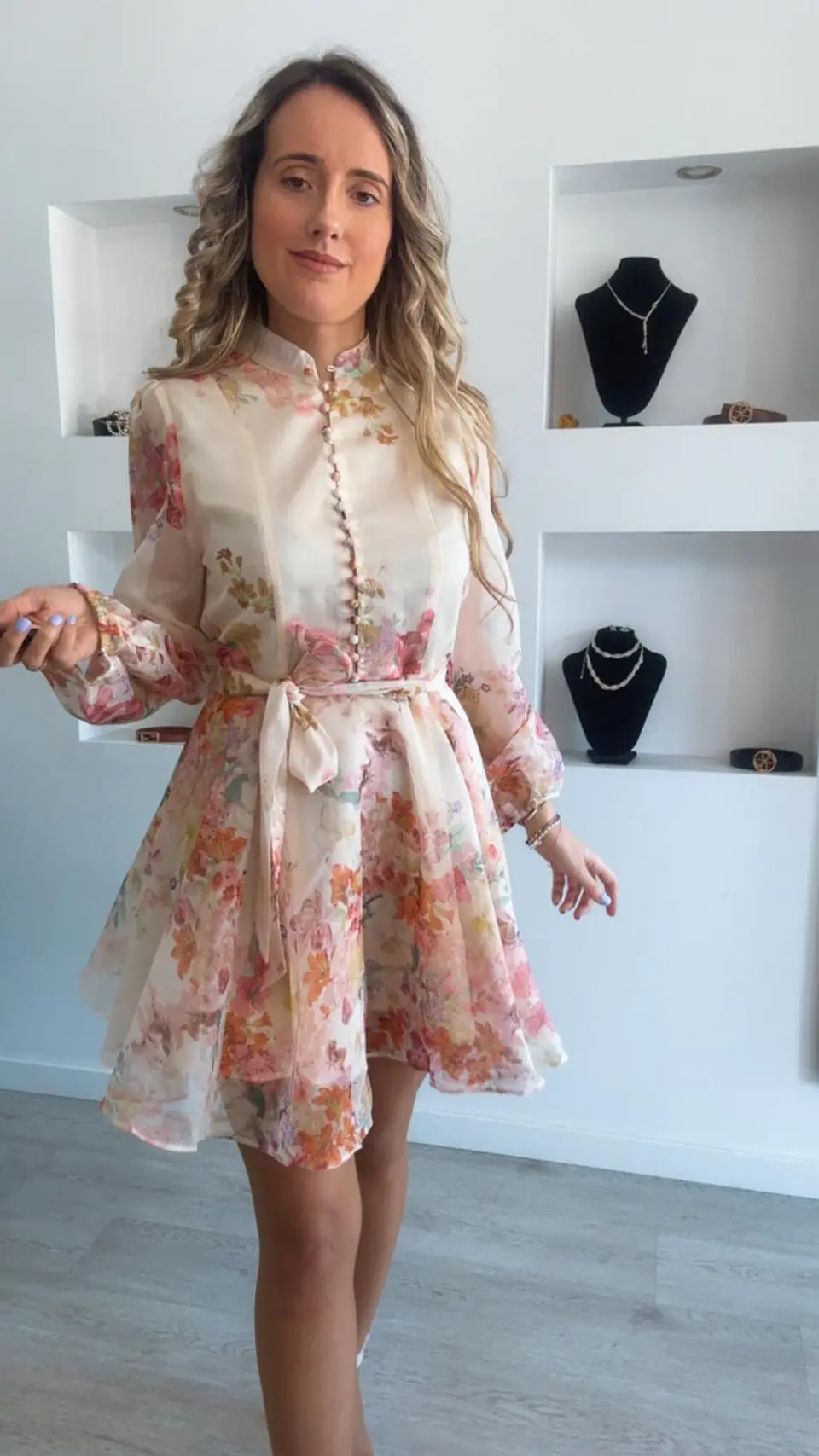 Vestido florido com detalhe de botões e cinto 4