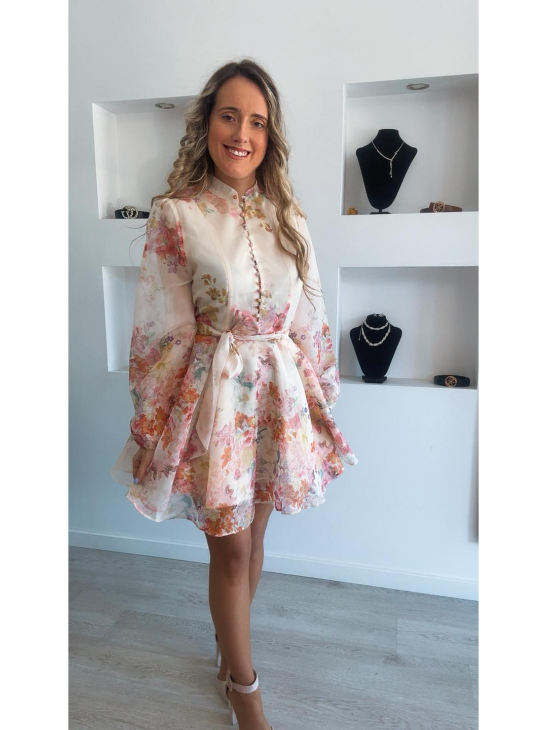 Vestido florido com detalhe de botões e cinto 5