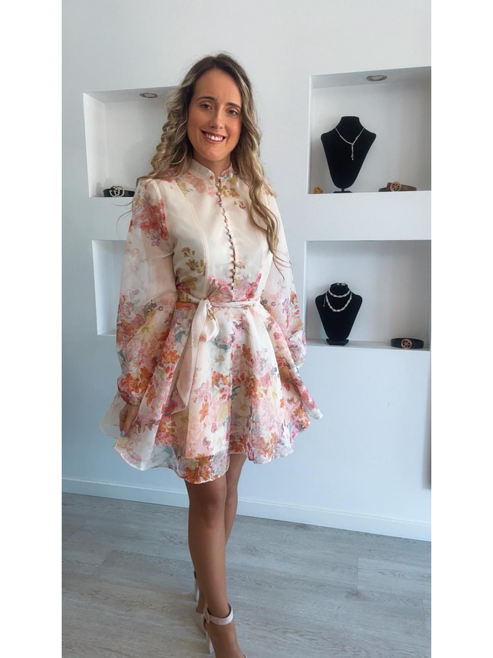 Vestido florido com detalhe de botões e cinto 5