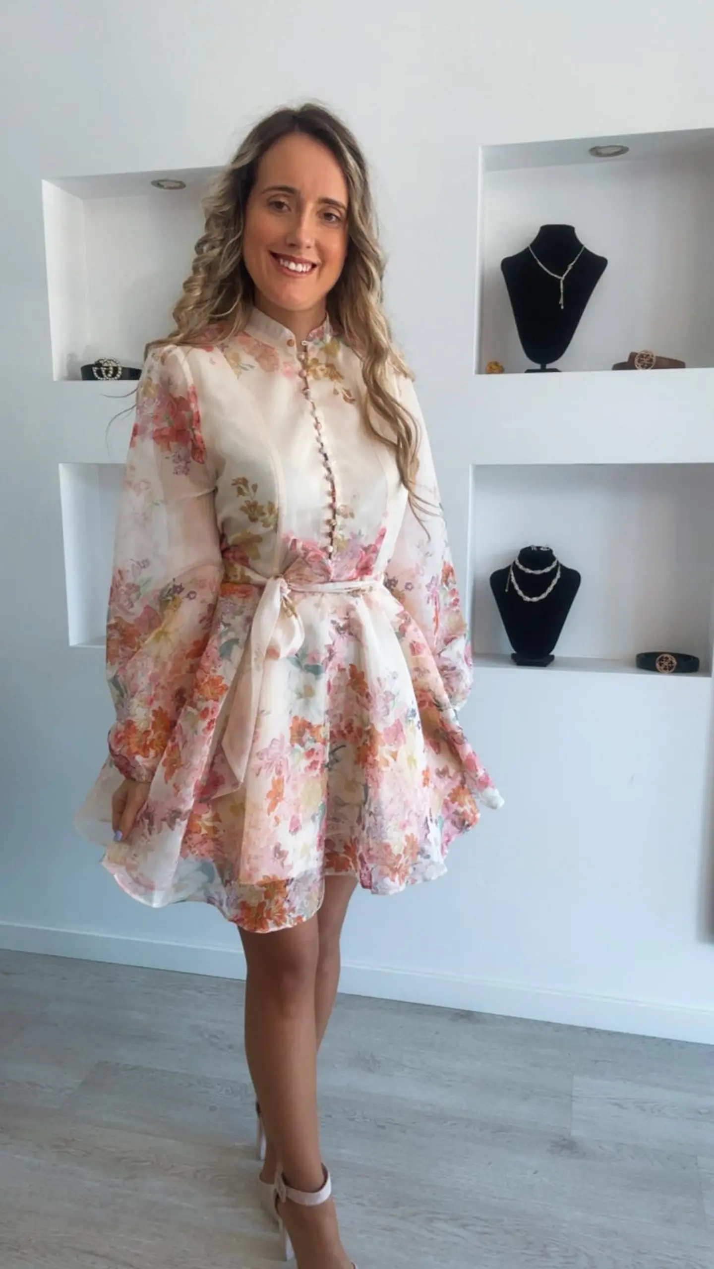 Vestido florido com detalhe de botões e cinto 5