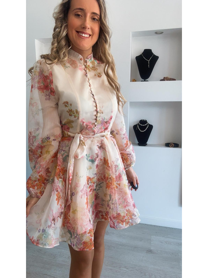 Vestido florido com detalhe de botões e cinto 6