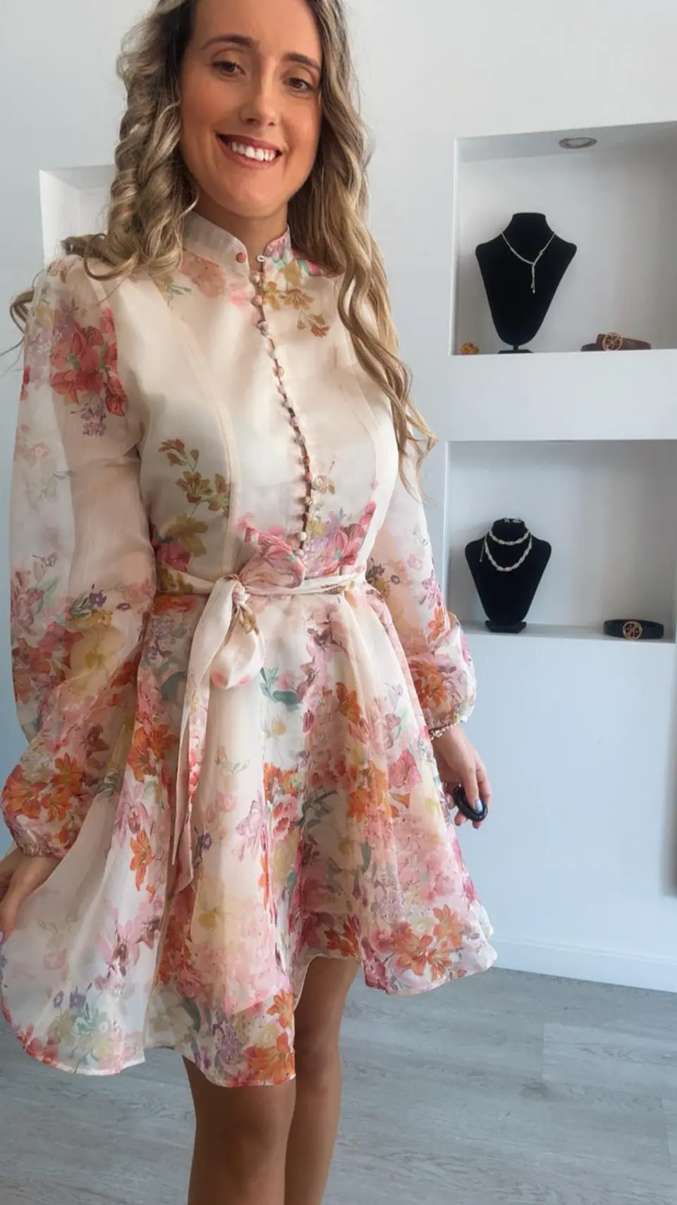 Vestido florido com detalhe de botões e cinto 6