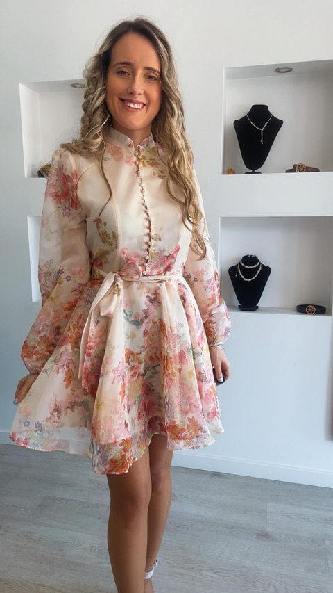 Vestido florido com detalhe de botões e cinto