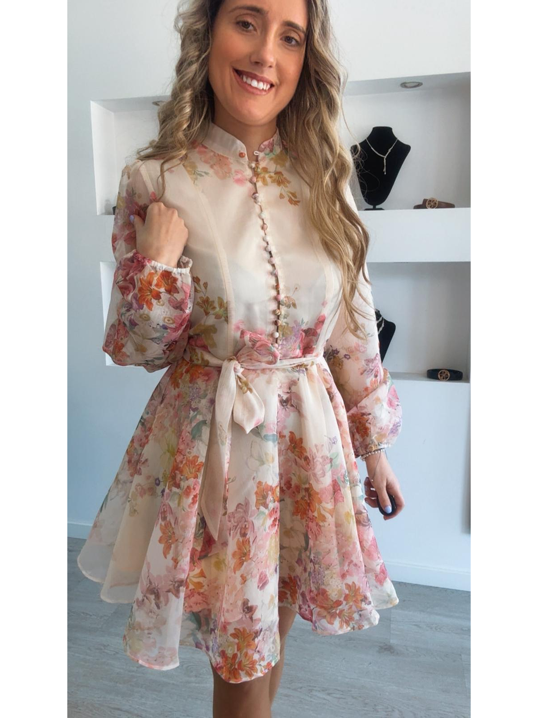 Vestido florido com detalhe de botões e cinto 7
