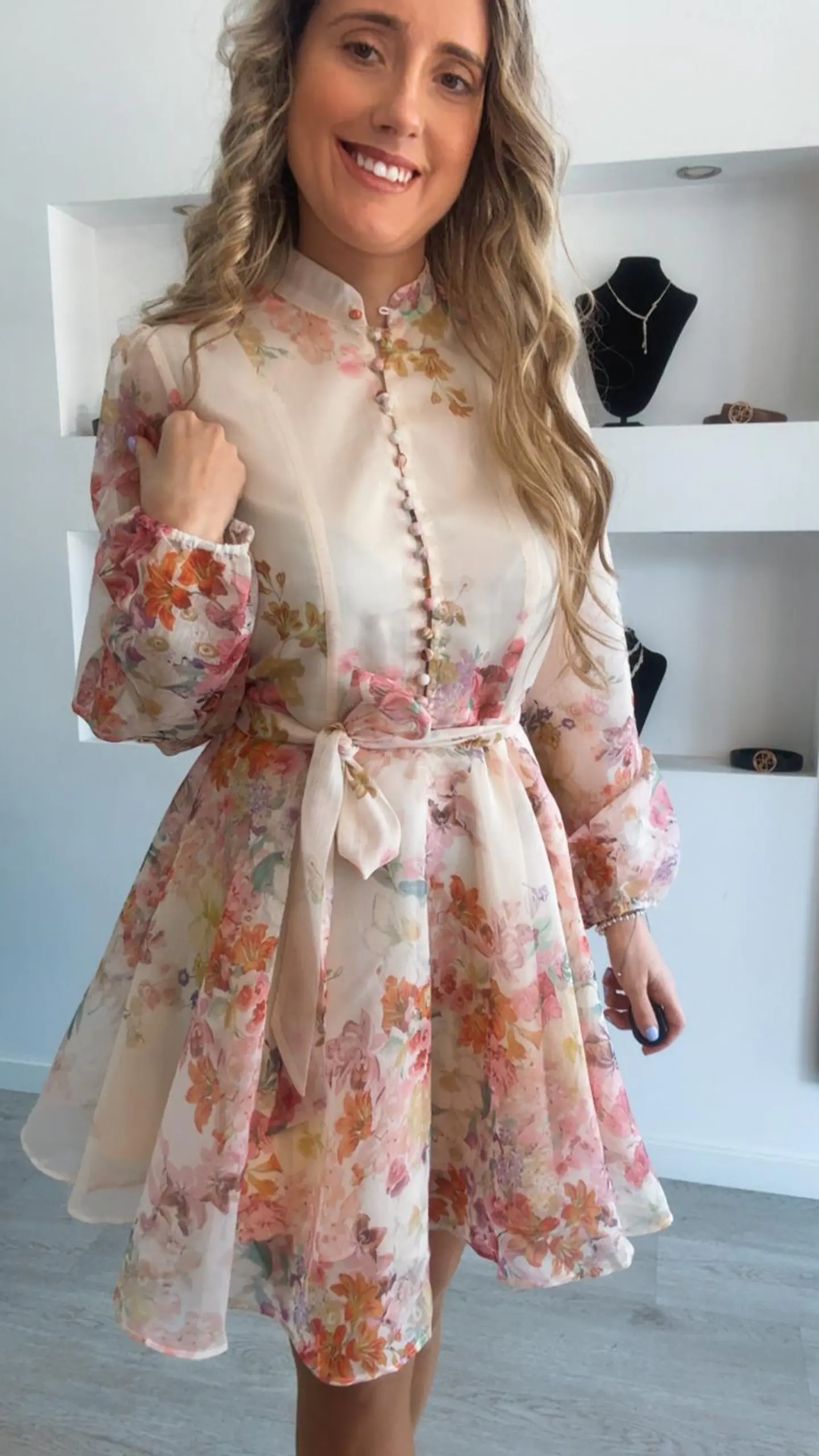 Vestido florido com detalhe de botões e cinto 7