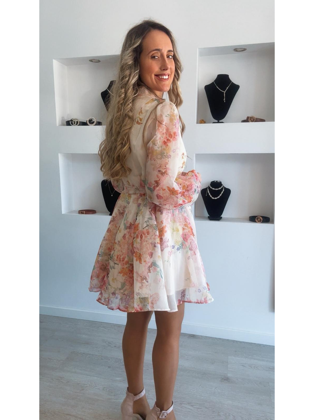 Vestido florido com detalhe de botões e cinto 8