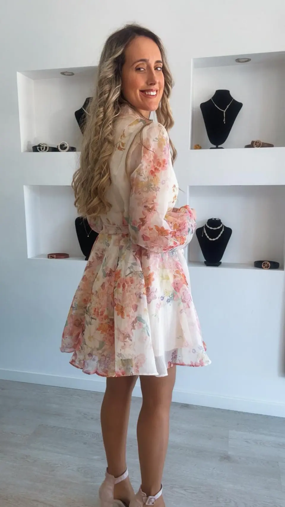 Vestido florido com detalhe de botões e cinto 8