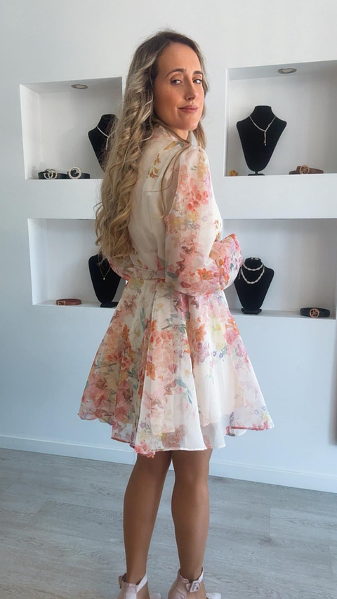 Vestido florido com detalhe de botões e cinto