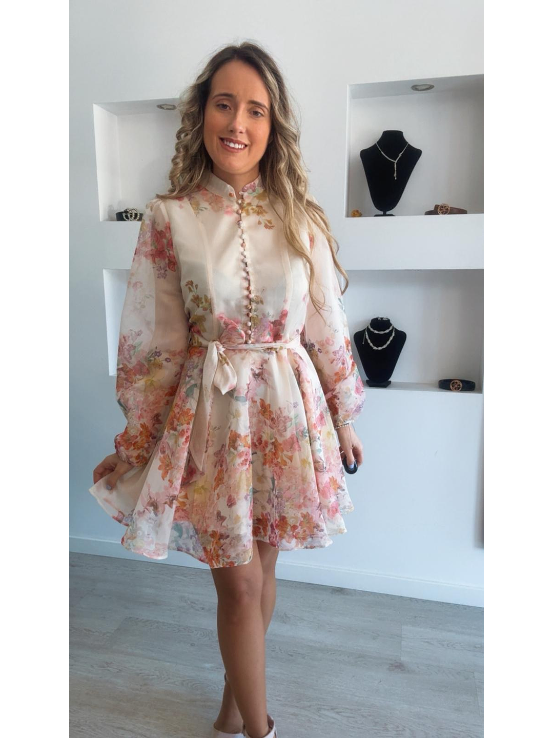 Vestido florido com detalhe de botões e cinto 3