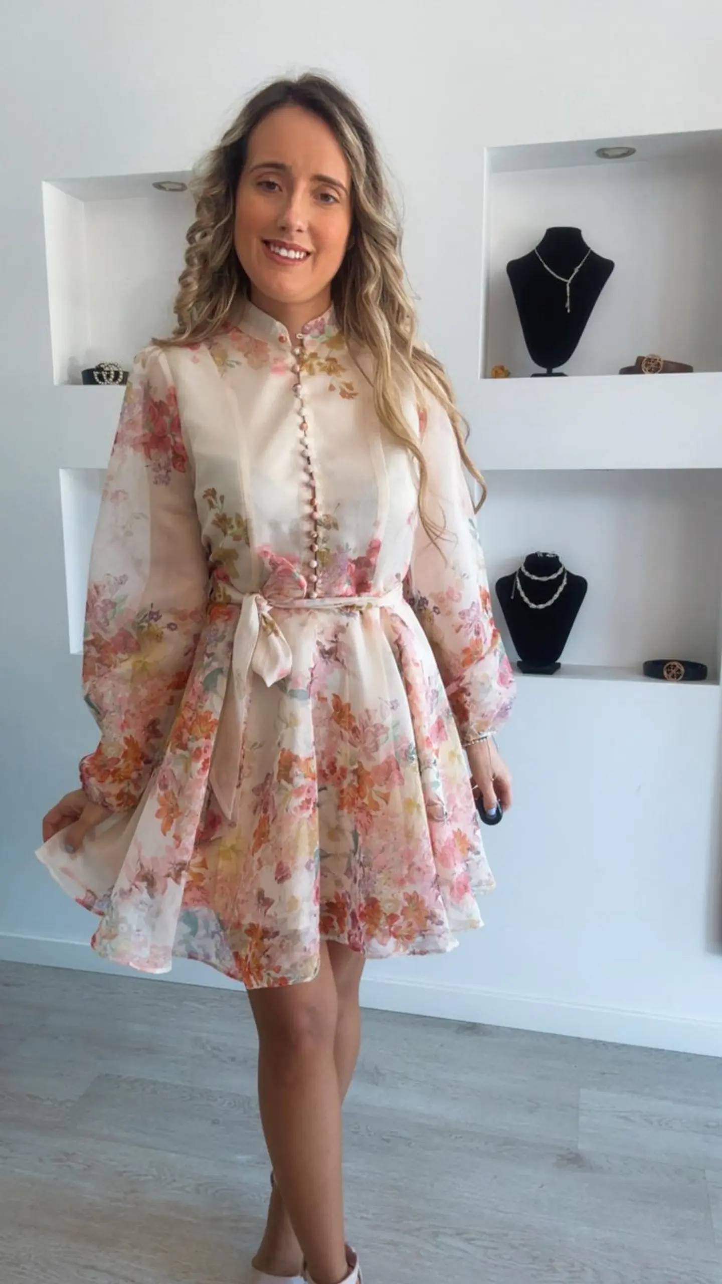 Vestido florido com detalhe de botões e cinto 3