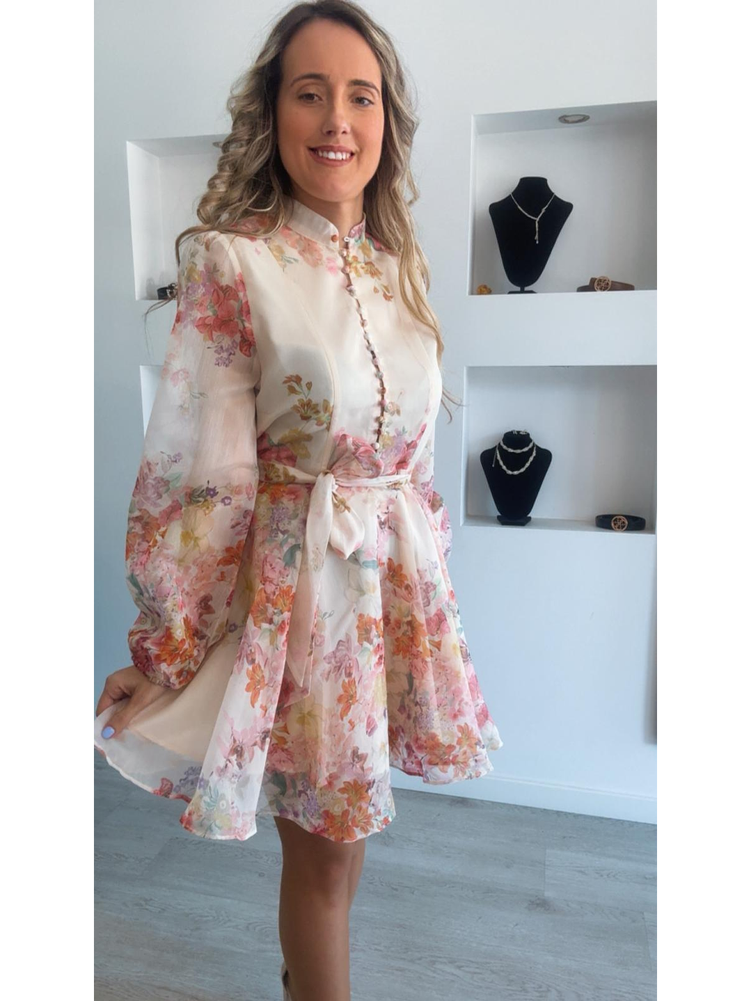 Vestido florido com detalhe de botões e cinto 9