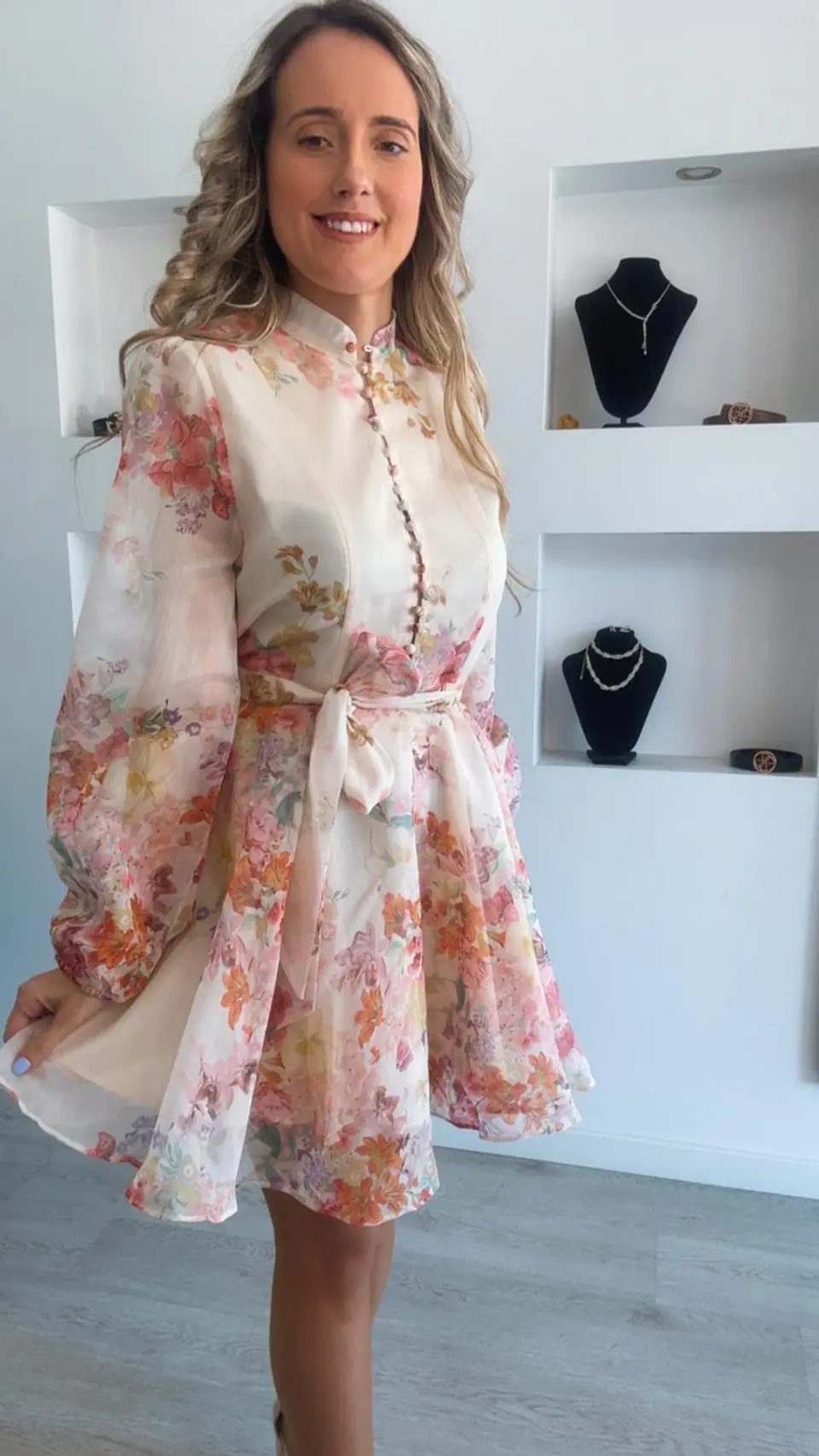 Vestido florido com detalhe de botões e cinto 9