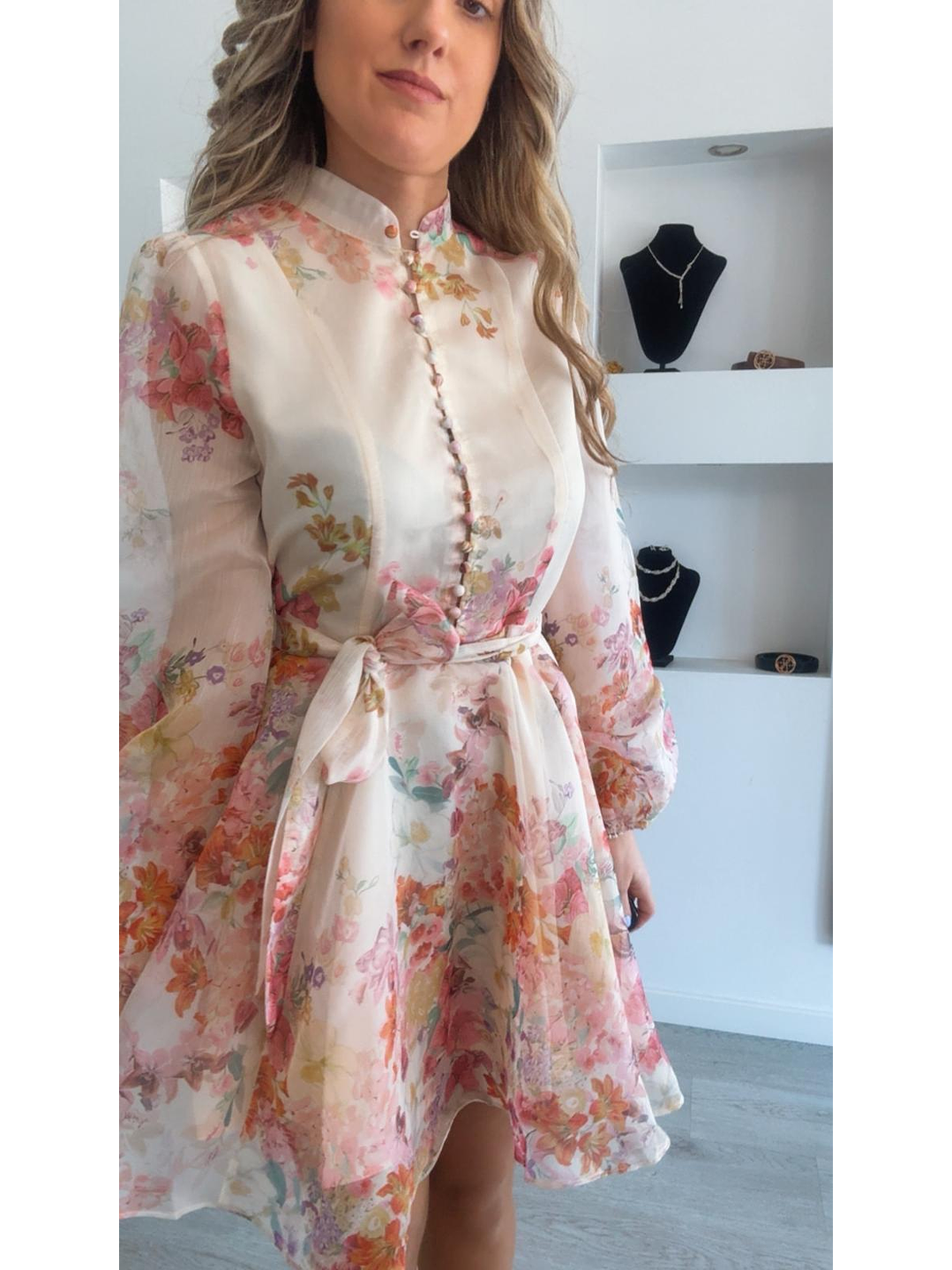 Vestido florido com detalhe de botões e cinto 10