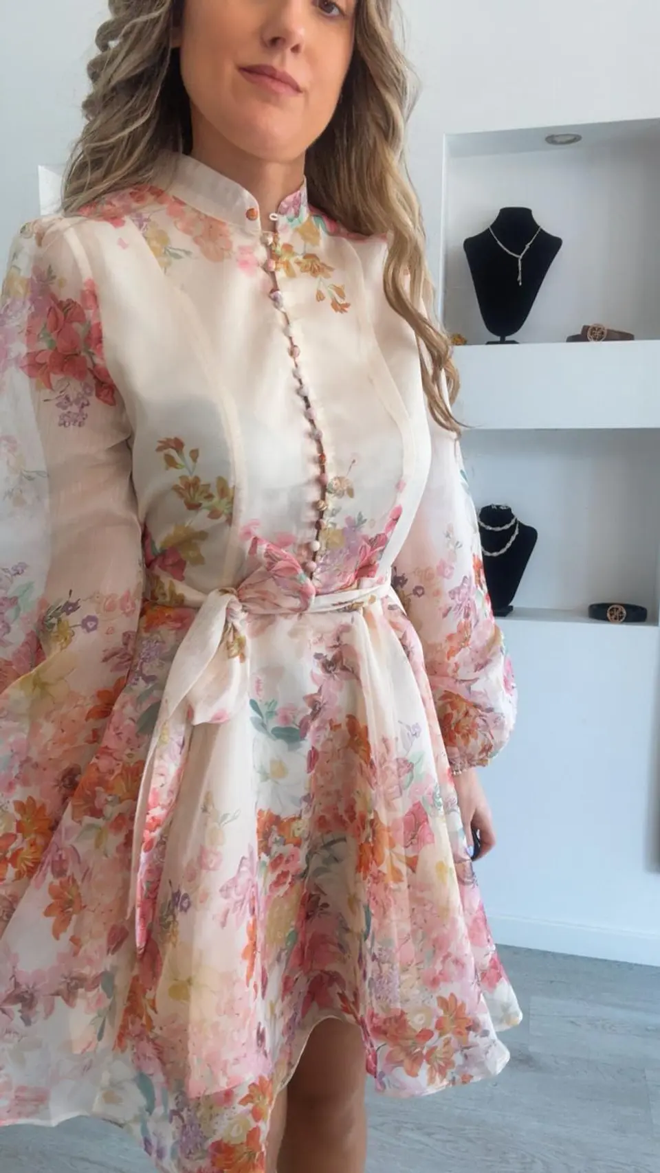 Vestido florido com detalhe de botões e cinto 10