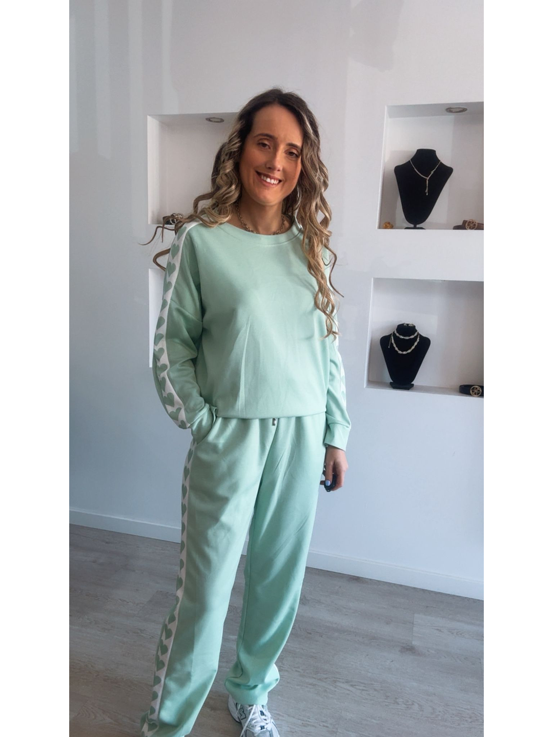 Fato de treino com detalhe de corações nas laterais - TU 15