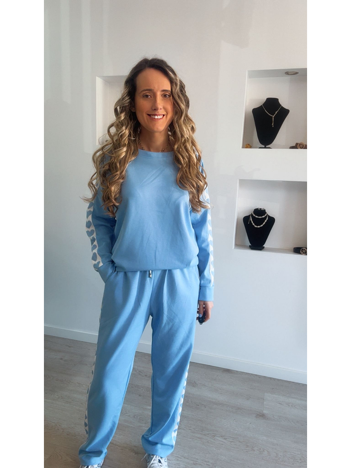 Fato de treino com detalhe de corações nas laterais - TU 3