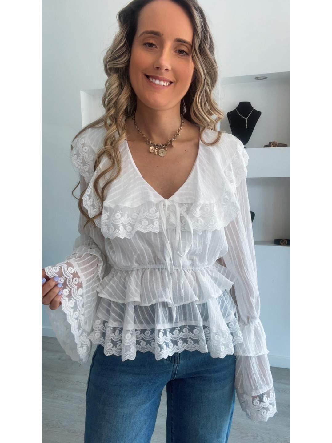 Blusa branca com elástico na cinta e gola rendada 3