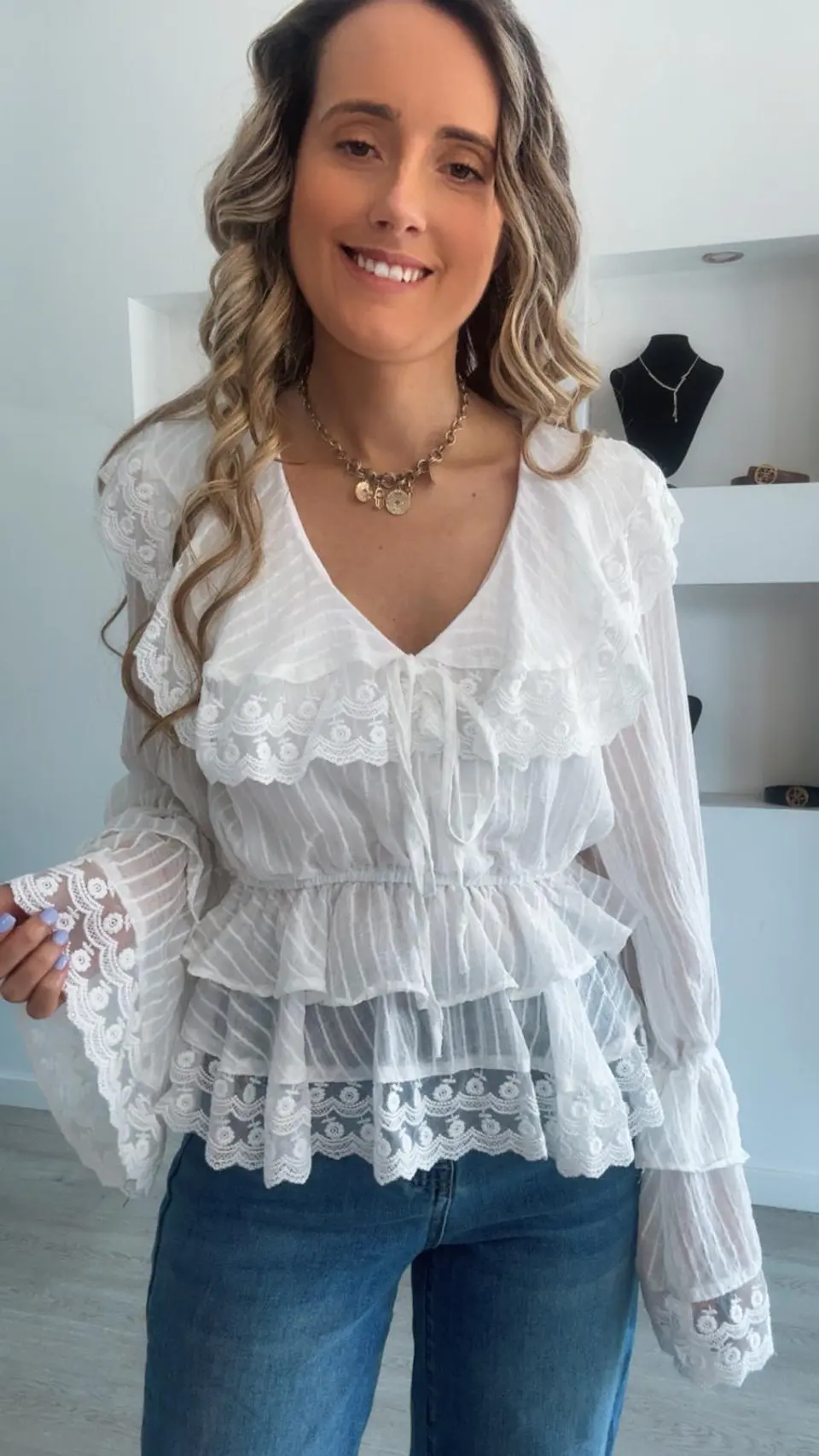 Blusa branca com elástico na cinta e gola rendada 3