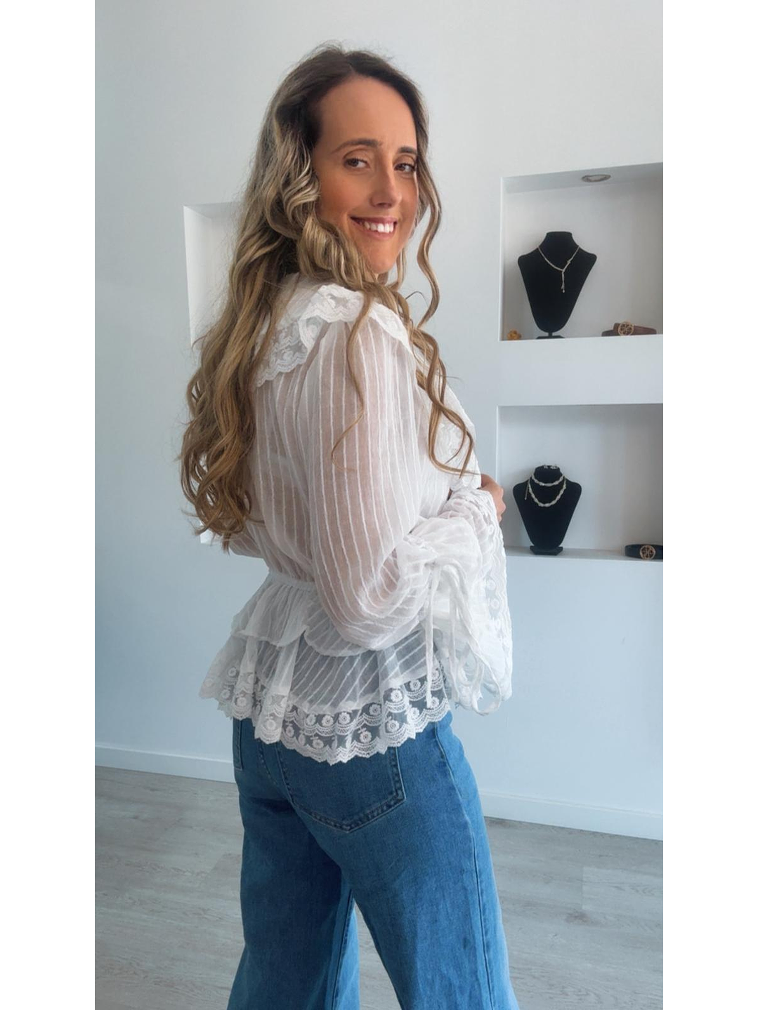 Blusa branca com elástico na cinta e gola rendada 2