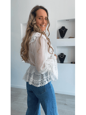 Blusa branca com elástico na cinta e gola rendada