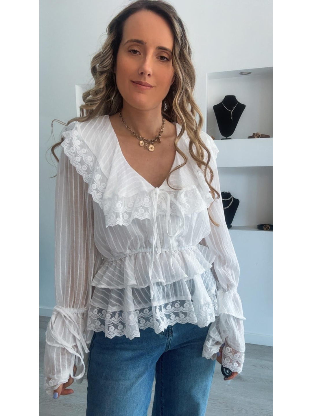 Blusa branca com elástico na cinta e gola rendada 4