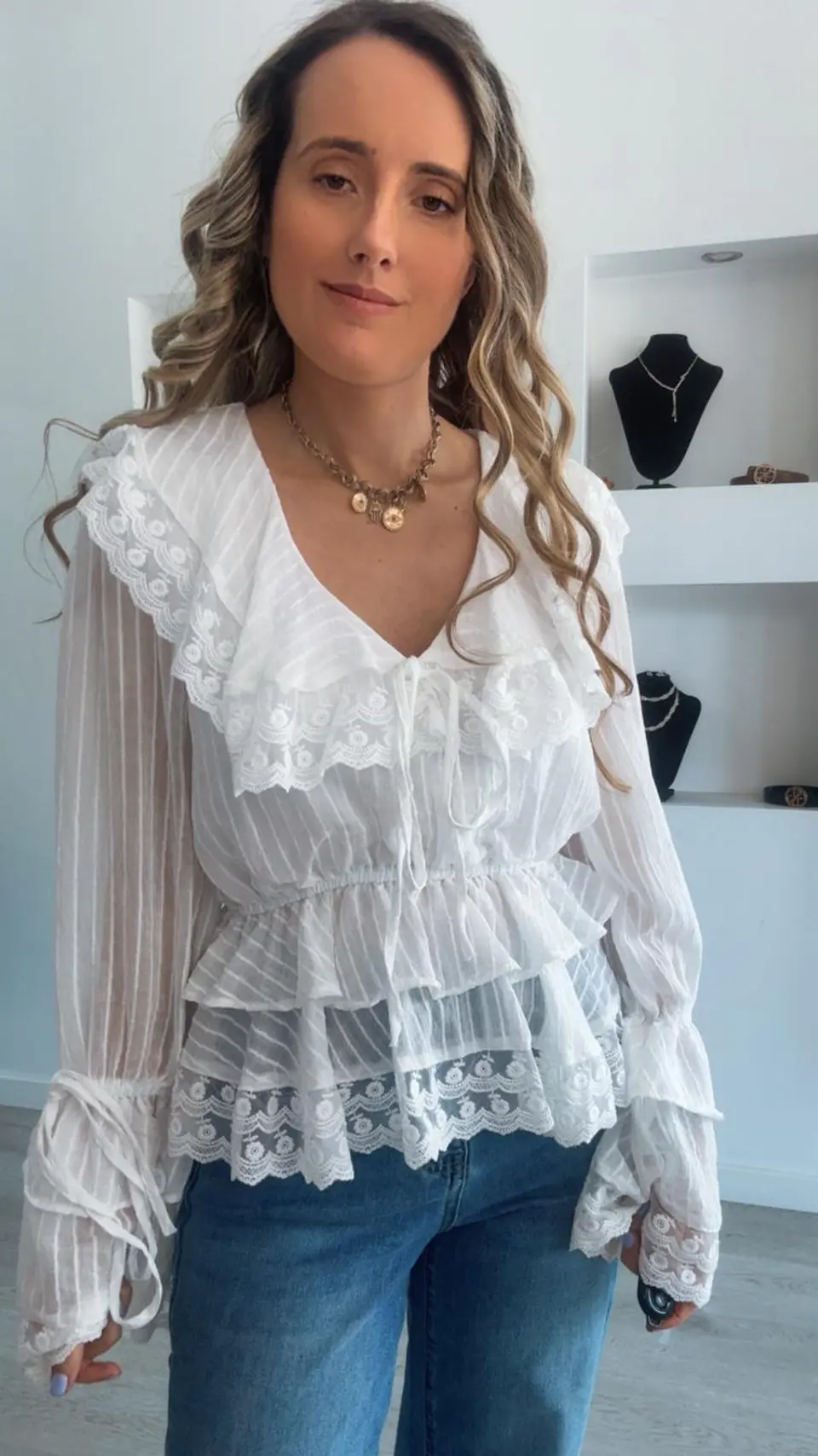 Blusa branca com elástico na cinta e gola rendada 4