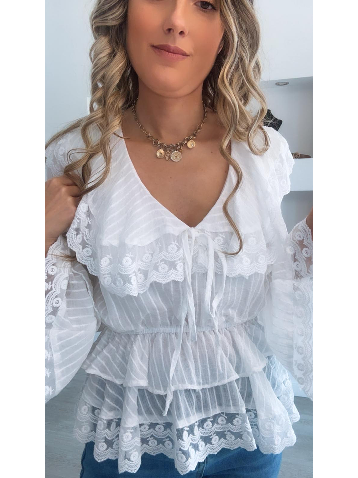 Blusa branca com elástico na cinta e gola rendada 5