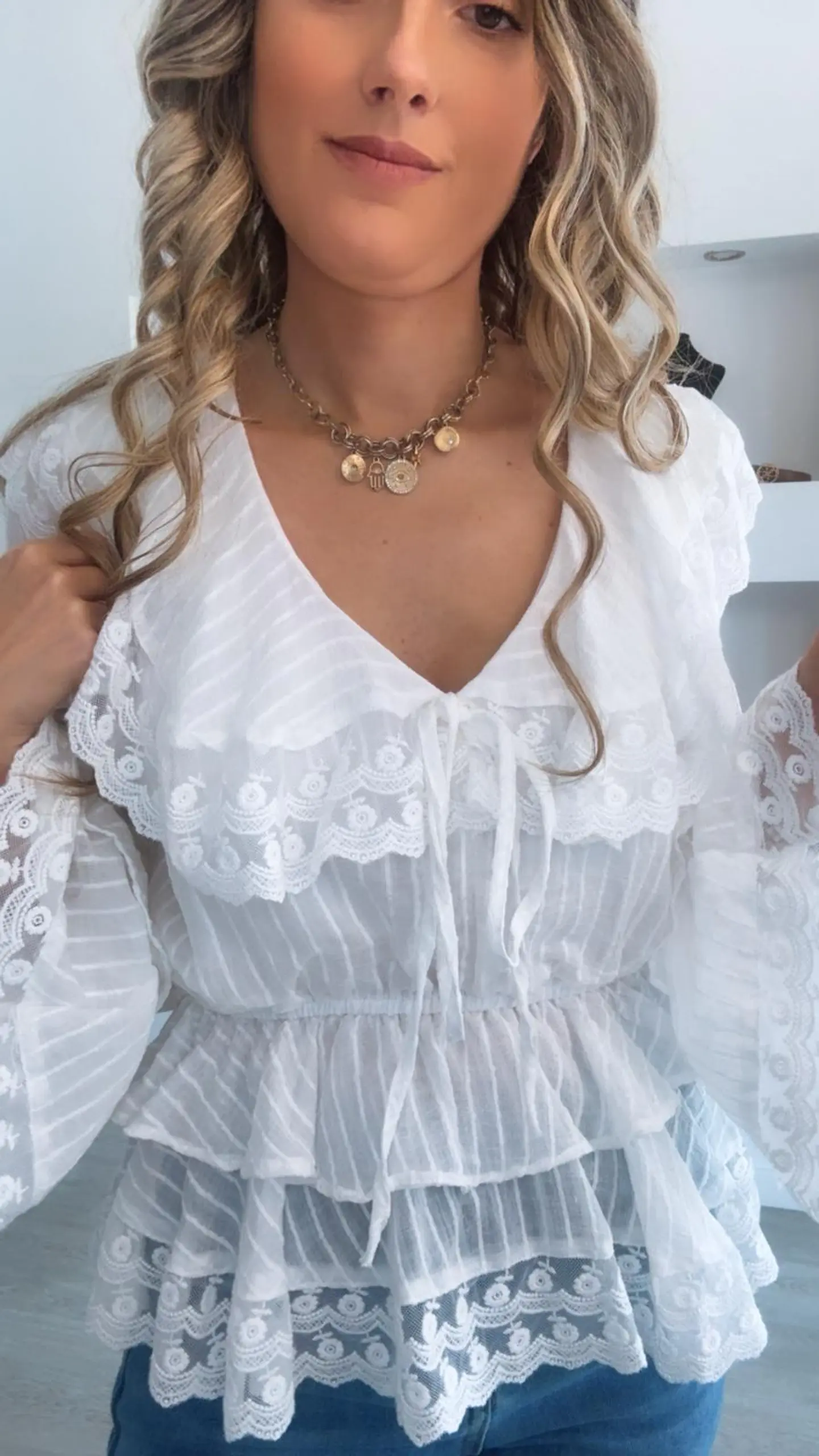 Blusa branca com elástico na cinta e gola rendada 5