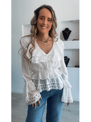 Blusa branca com elástico na cinta e gola rendada