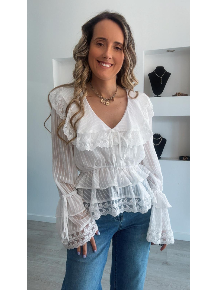 Blusa branca com elástico na cinta e gola rendada 1