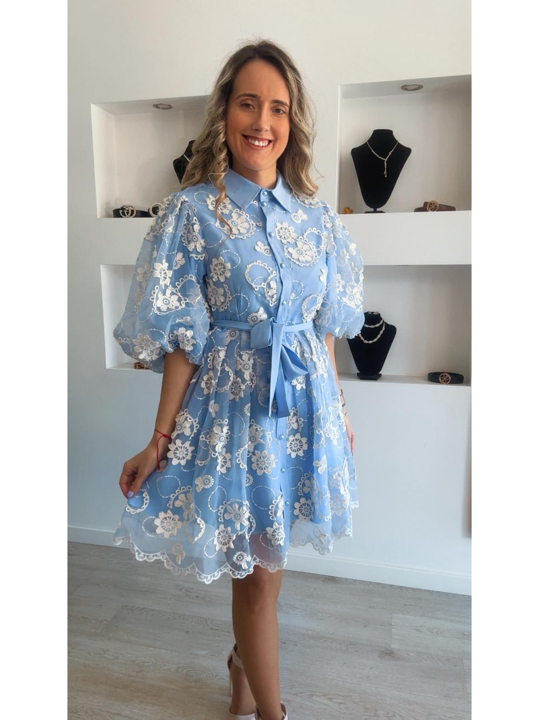 Vestido com detalhes em renda bege 1