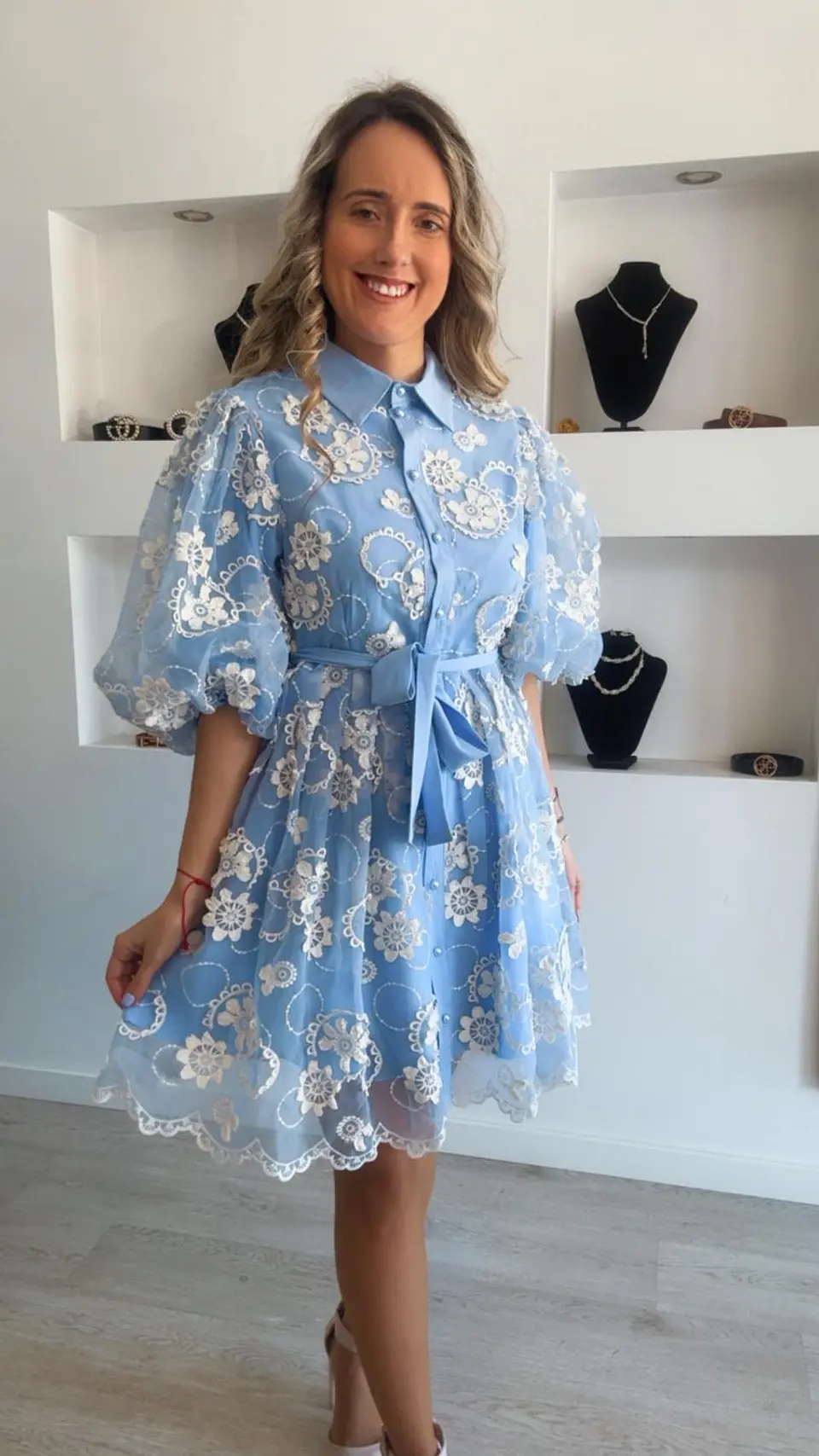 Vestido com detalhes em renda bege 1